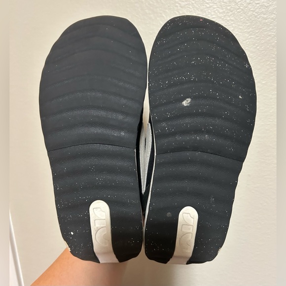 Used Kids Nike Air Max Dawn Black& White- size 3 - Picture 12 of 13